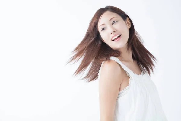 Junge Schöne Asiatische Frau Posiert Auf Isolierten Hintergrund — Stockfoto