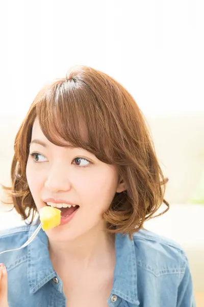 Bela Mulher Japonesa Comer Refeição Com Garfo Casa — Fotografia de Stock