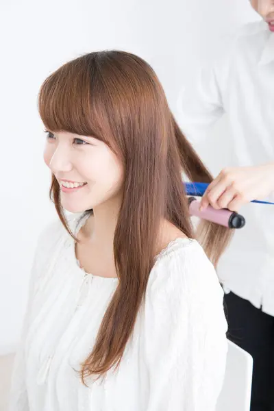 Young Woman Getting Hair Curled Beauty Salon — Stock Photo, Image