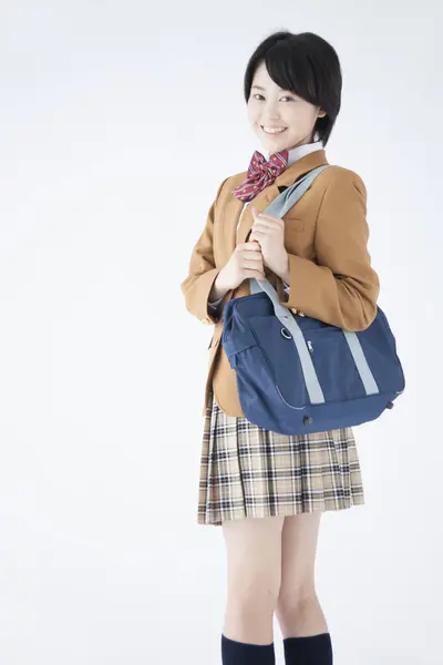 Okul Üniformalı Japon Bir Kızın Çanta Taşıyan Portresi — Stok fotoğraf