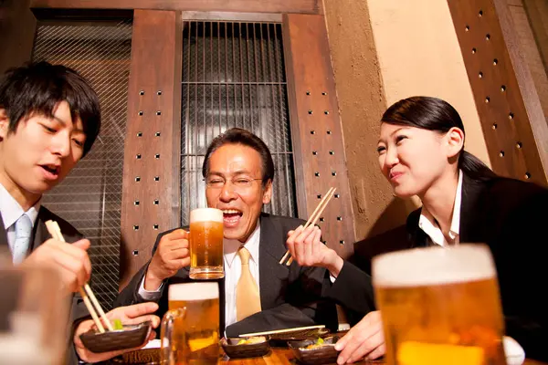 Bira Barında Oturan Bir Grup Japon — Stok fotoğraf