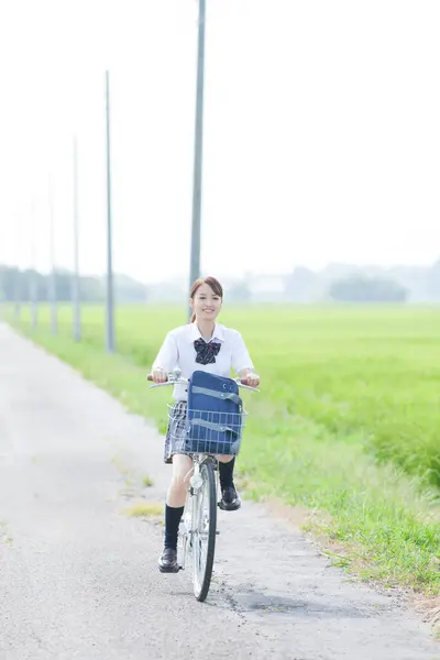 Mosolygós Ázsiai Iskolás Lány Lovaglás Kerékpár Vidéken — Stock Fotó