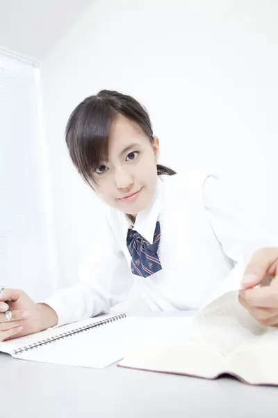 Porträtt Japansk Skolelev Som Studerar — Stockfoto