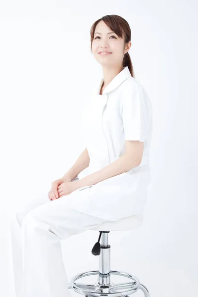 Estúdio Retrato Bela Enfermeira Japonesa Roupão Branco Médico Alegre Isolado — Fotografia de Stock