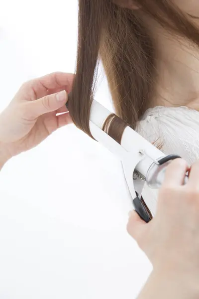 Junge Frau Bekommt Haare Schönheitssalon Gelockt — Stockfoto