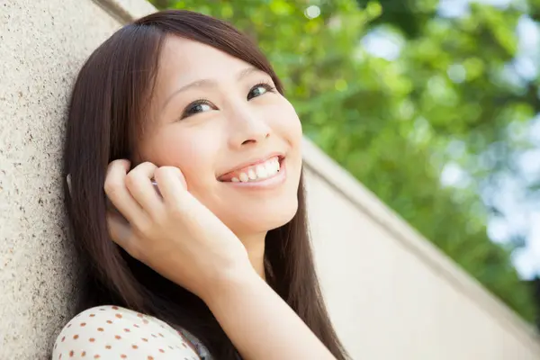 Bela Mulher Japonesa Falando Telefone Livre — Fotografia de Stock