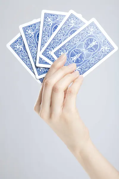 Weibliche Hand Mit Spielkarten Nahsicht — Stockfoto