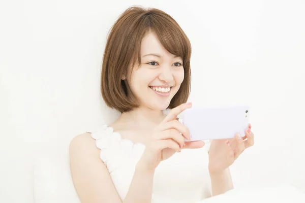 Sonriendo Hermosa Mujer Japonesa Usando Teléfono Inteligente —  Fotos de Stock