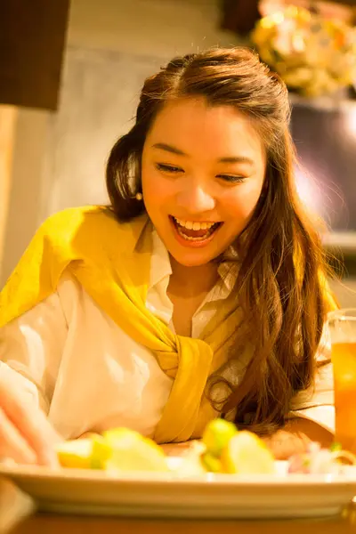 Retrato Mujer Japonesa Sonriendo Cafetería —  Fotos de Stock