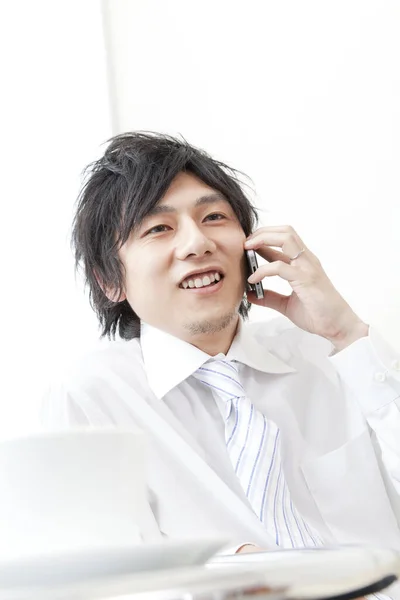 Asiatique Homme Affaires Parler Sur Smartphone Dans Bureau — Photo