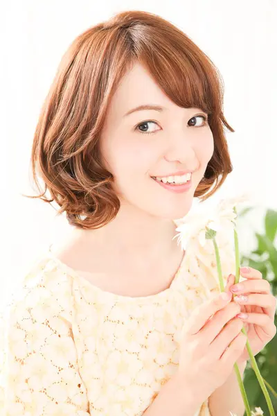 Bir Buket Taze Çiçekle Gülümseyen Genç Japon Kadın — Stok fotoğraf
