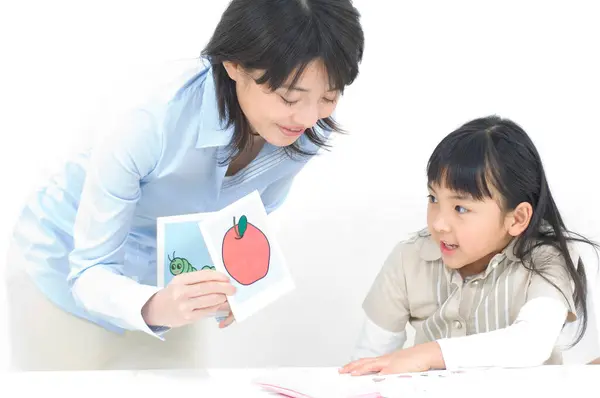 Studio Portrait Young Japanese Mother Daughter Studying — Stock Photo, Image