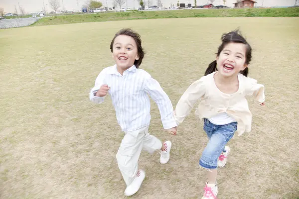 Deux Petits Enfants Japonais Jouant Dans Parc — Photo