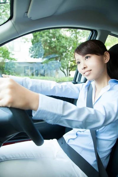 Jovem Feliz Asiático Mulher Condução Carro — Fotografia de Stock