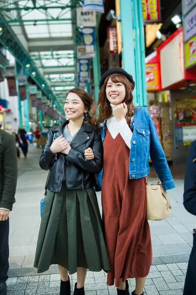 Unge Smukke Asiatiske Kvinder Gaden - Stock-foto