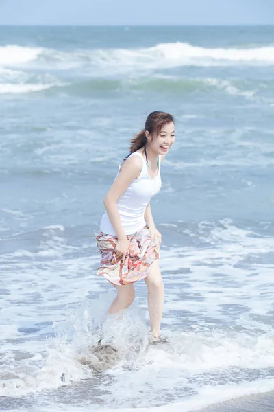 Vacker Asiatisk Kvinna Njuter Sin Semester Stranden — Stockfoto