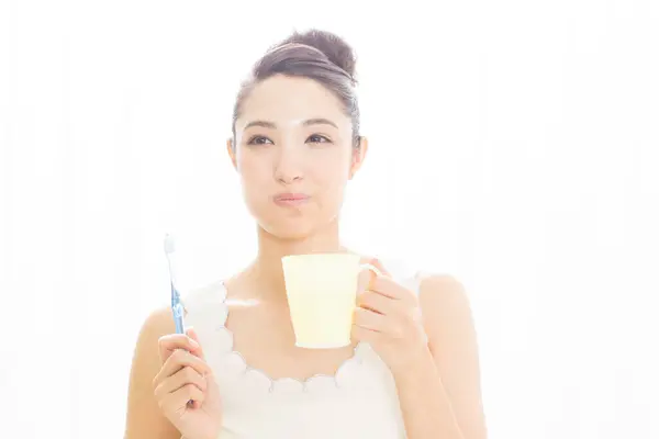 Wanita Asia Menggosok Giginya — Stok Foto