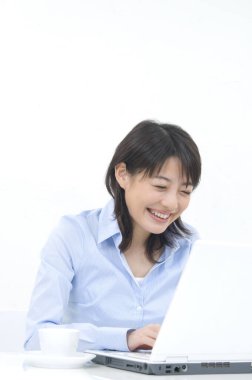 Dizüstü bilgisayarlı gülümseyen Asyalı iş kadını