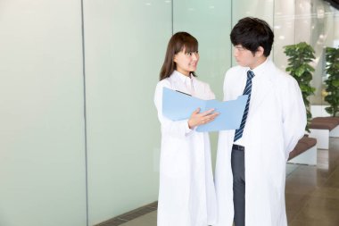 Hastanedeki Asyalı doktor, tıbbi ekip.