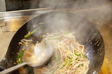 Kızarmış pilav ve Tayland usulü yemek.