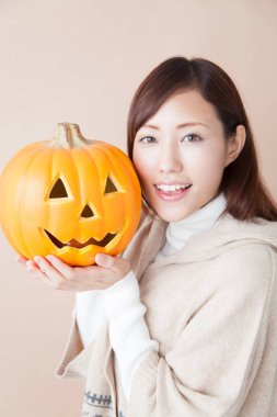 Stüdyoda balkabaklı genç Asyalı kadın. 