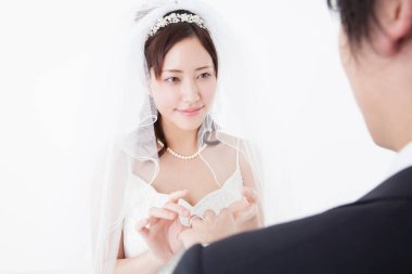 Genç gelin ve damat, stüdyo çekimi.