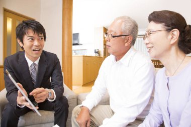 Asyalı meslektaşlarıyla bir proje üzerinde çalışan bir iş grubu.