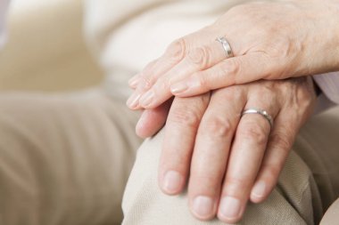 Son sınıf öğrencisi kadın ve erkek ellerini kanepeye koy.