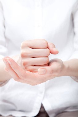 Beyaz arka planda hareket gösteren kadın ellerini kapat