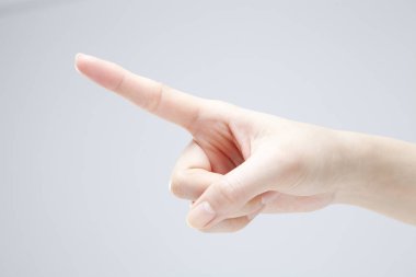 Beyaz arka planda el hareketi yapan kadınların yakın çekimi. 