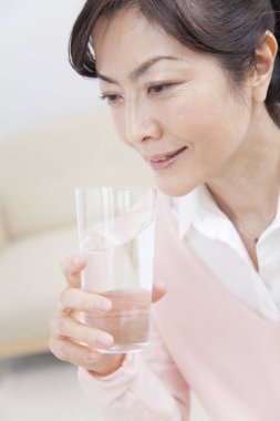 Su içen Asyalı kadın portresi 