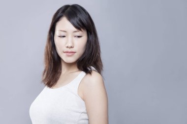 Genç ve güzel Asyalı kadının stüdyo fotoğrafı.