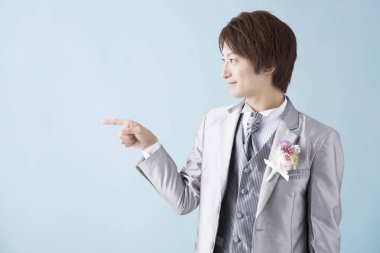 Düğün günü, damat ve yaka çiçeği. 