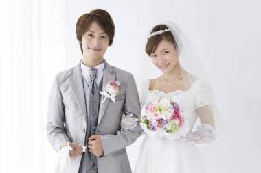 Birlikte poz veren genç gelin ve damadın portresi