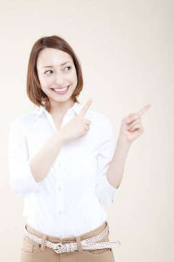 Genç Asyalı kadın fotokopi alanını işaret ediyor