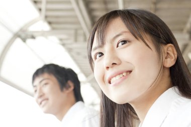 Kameraya bakan genç Asyalı kadının portresi