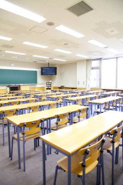 Sandalyeli boş okul sıralarının içi 