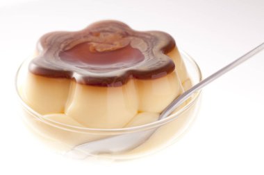 Tabaktaki lezzetli Japon jöleli tatlısının yakın görüntüsü.