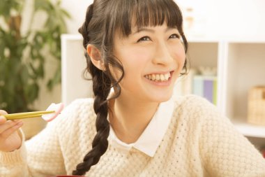 Asyalı kadın çubukla yemek 