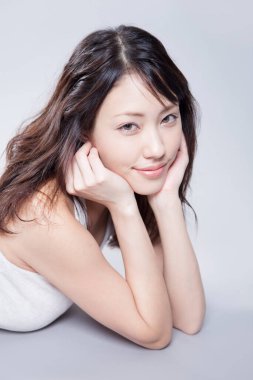 Genç ve güzel Asyalı kadının stüdyo fotoğrafı.