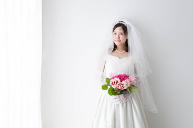 Bir buket çiçekli güzel Japon gelin.