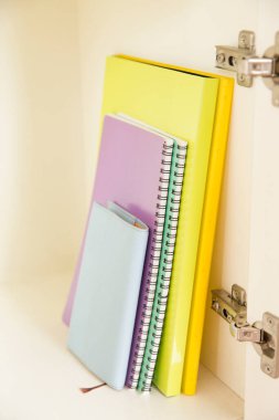 Not defterlerini kapatarak çekmeceyi aç