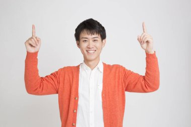 Asyalı adam yukarı dönük 