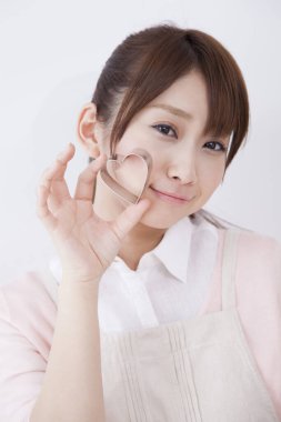 Kurabiye için kalbi şekillendiren kadın 