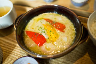 Lezzetli Asya yemeklerinin yakın görüntüsü