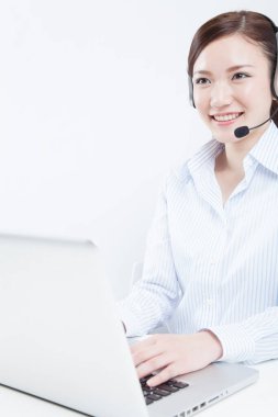 Genç bayan müşteri hizmetleri temsilcisi, stüdyo fotoğrafı. 