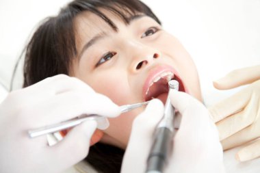 dişçi kliniğinde çalışıyor.