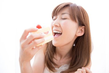 Çilekli tatlılı genç Japon kadın.