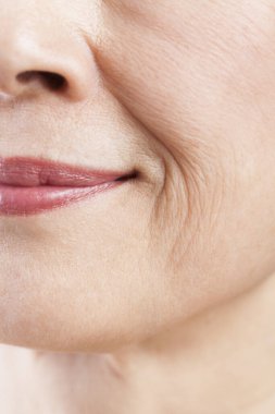 Doğal makyajlı güzel bir kadın yüzü.