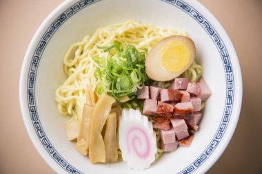 Japon erişteleri beyaz kasede servis edilir.